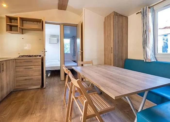Homair Mobil-homes Les Avignon Κάμπινγκ